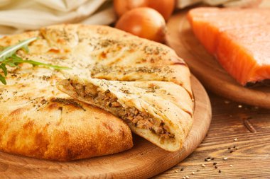 Somon Balık ve soğan ile pasta ve yakın çekim görmek