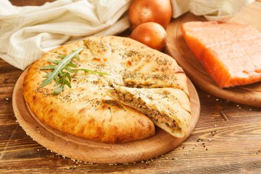 Somon Balık ve soğan ile pasta ve yakın çekim görmek