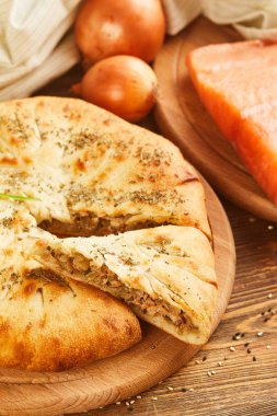 Somon Balık ve soğan ile pasta ve yakın çekim görmek