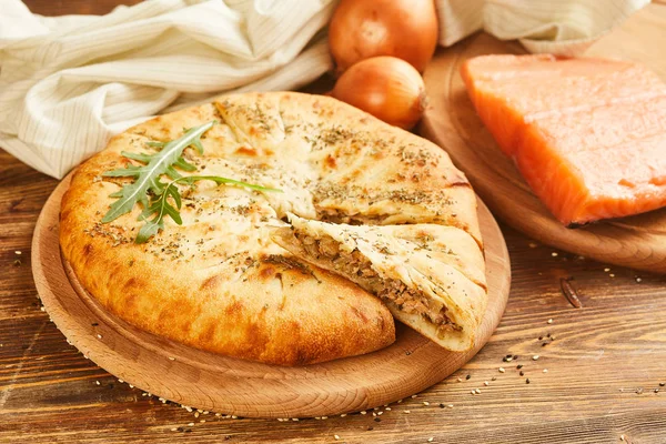 Somon Balık ve soğan ile pasta ve yakın çekim görmek