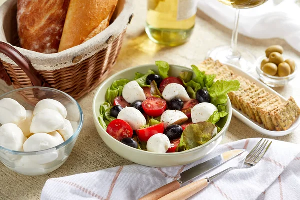 Insalata Fresca Con Formaggio Feta Olive — Foto Stock