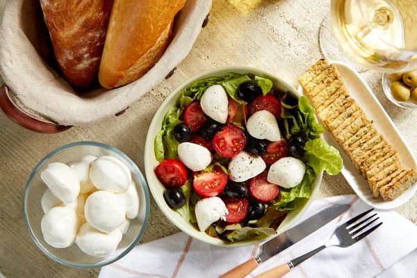 Salad Segar Dengan Keju Feta Dan Zaitun — Stok Foto