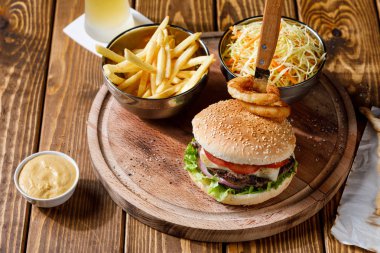 Jambonlu ve peynirli sandviç.