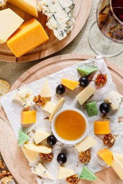 peynir li atıştırmalıklar ve meyveler