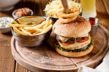 ahşap tabakta burger ve patates kızartması