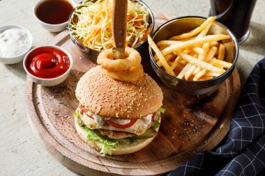 Hamburger ve patates kızartması.