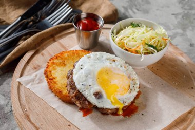 biftek ile kızarmış yumurta