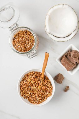 Hindistancevizi ve çikolata ile granola ile kase tepegöz görünümü