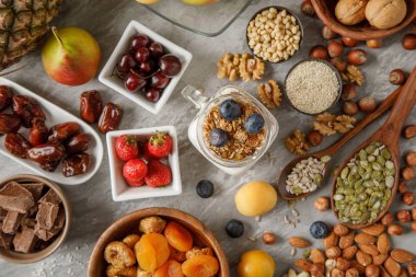 Granola ve çilek ile kase tepegöz görünümü. Çilek ve fındık farklı türleri.