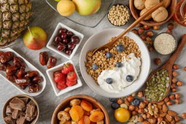 Granola ve çilek ile kase tepegöz görünümü. Çilek ve fındık farklı türleri.