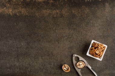 taş arka plan üzerinde ceviz yapılmış çerçeve