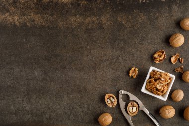 taş arka plan üzerinde ceviz yapılmış çerçeve