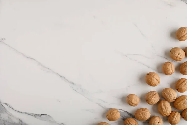 Frame gemaakt van walnoot op witte marmeren achtergrond — Stockfoto