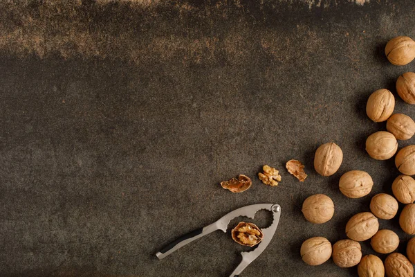 Rám vyrobený z vlašského ořechu na pozadí kamene — Stock fotografie