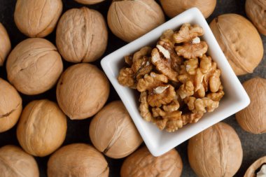 Cevizli kare beyaz kaseyakın görünümü.