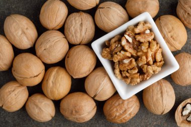 beyaz mermer arka plan üzerinde ceviz yapılmış çerçeve