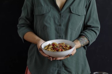 Kurutulmuş çilek ve yoğurt ile granola cam.