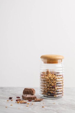 Hindistancevizi ve çikolata ile granola ile kase tepegöz görünümü