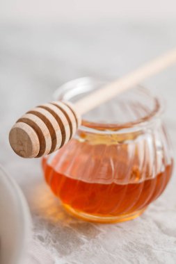 Taş masaüzerinde bal kavanozunun yakından görünümü.