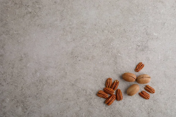 Hromada peckových ořechů na mramorovém stole — Stock fotografie