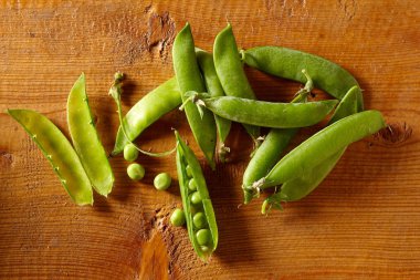 Ahşap arka planda bakla bezelye havai görünümü