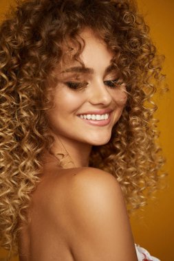 Afro saçlı genç bir kızın güzel portresi.