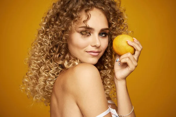 年轻女孩的美容肖像与fro发型。与橙果装. — 图库照片