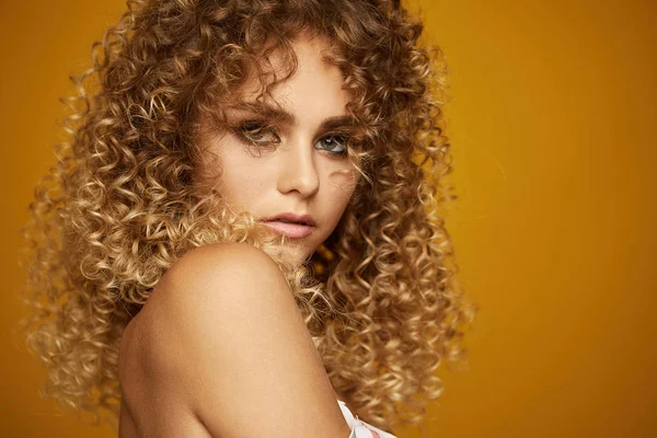 Portrait de beauté de jeune fille avec coiffure afro — Photo