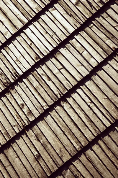 抽象的な背景または斜めに置いた木製屋根板テクスチャ — ストック写真