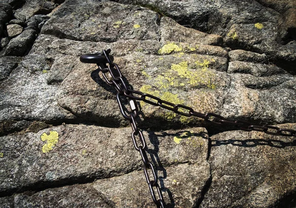 Hintergrund Oder Struktur Einer Rostigen Eisenkette Auf Einem Granitfelsen — Stockfoto