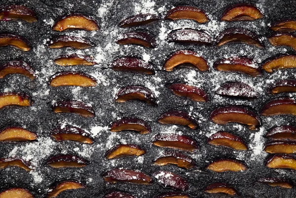 黒いパンに背景梅ポピー シード ケーキ — ストック写真