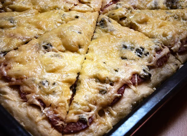 siyah bir tabakta yemek arka plan veya doku pizza pasta