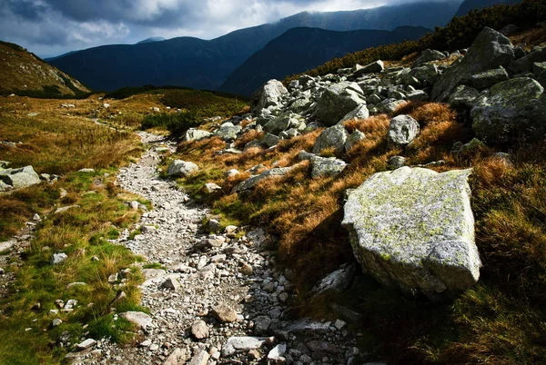 Εποχιακή Τοπίο Διάβαση Πεζών Πετρών Υπόβαθρο Στην Κοιλάδα Στα Βουνά — Φωτογραφία Αρχείου