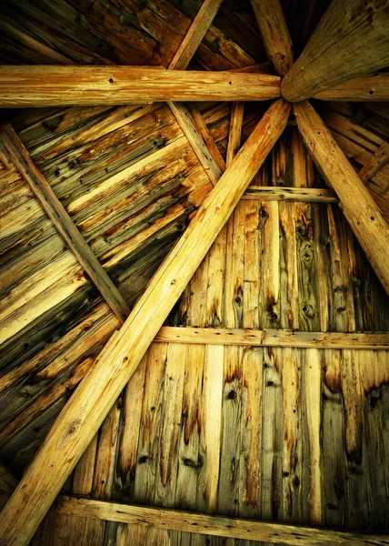 背景やテクスチャ内側から古い木造の待合い所の屋根 — ストック写真