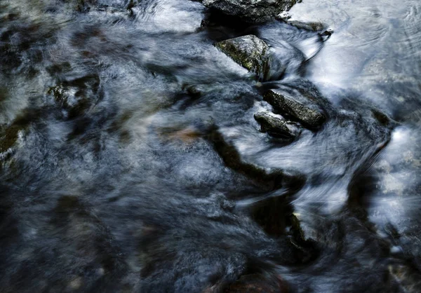 Abstrakte dunkelblaue wilde Stromschnellen — Stockfoto