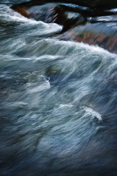 Scuro autunno selvaggio fiume rapide — Foto Stock