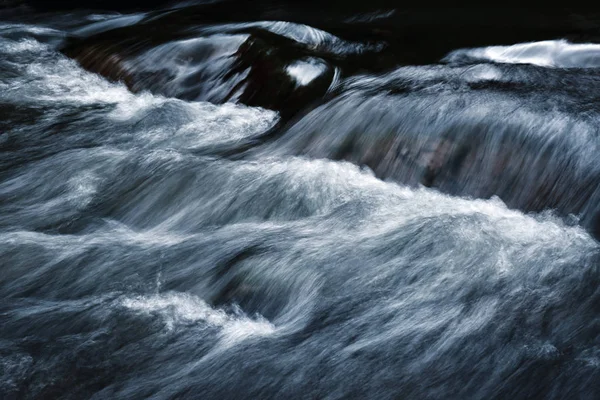 Correntes de rios selvagens azuis escuros — Fotografia de Stock