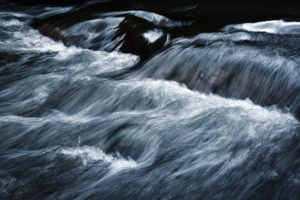 Dunkelblaue wilde Stromschnellen — Stockfoto