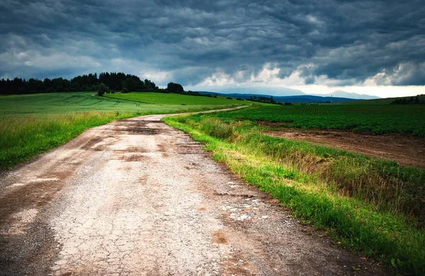 El camino hacia el campo bajo la nube — Foto de Stock