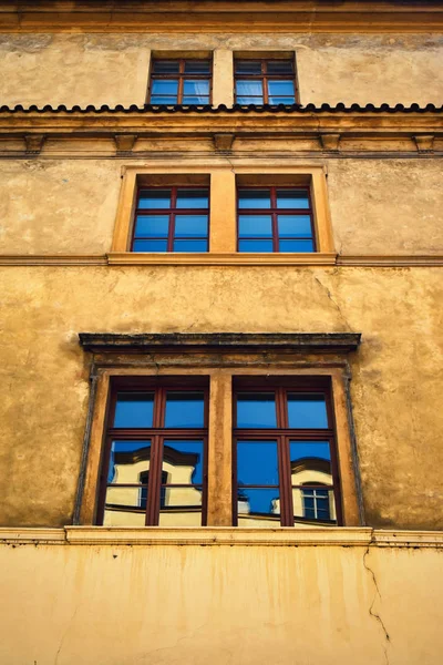 Φόντο Των Windows Ένα Παλιό Ιστορικό Κτίριο — Φωτογραφία Αρχείου