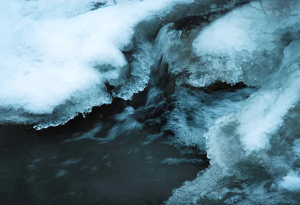 Dettaglio Sfondo Stagionale Sulle Rapide Del Fiume Ghiacciate — Foto Stock