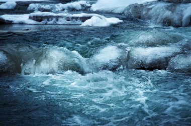 Basamakla donmuş nehrin üzerinde vahşi