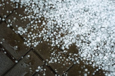 beton kaldırımda buz dolu