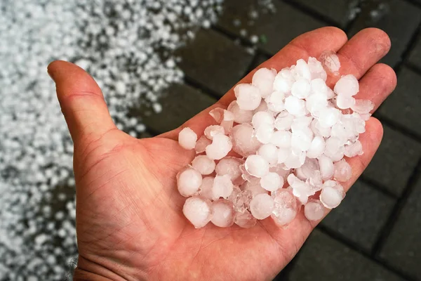 Granizo de hielo en la mano — Foto de Stock