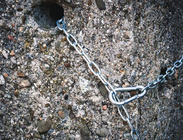 Cadena atada bloque de hormigón —  Fotos de Stock