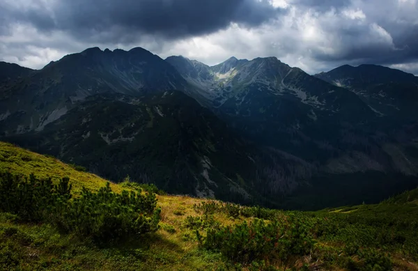 Nuvole scure su un crinale di montagna — Foto Stock