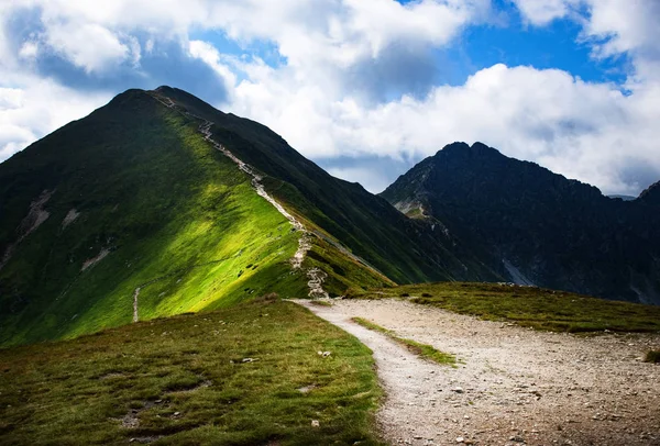Διάδρομος κατά μήκος της οροσειράς των ψηλων βουνών — Φωτογραφία Αρχείου