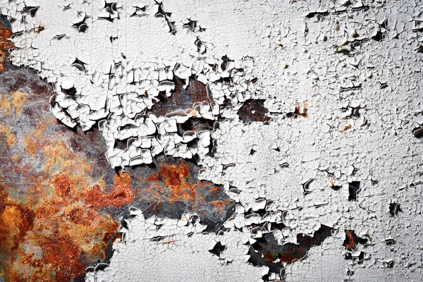 Velha tinta branca descascada na placa de ferro enferrujado — Fotografia de Stock