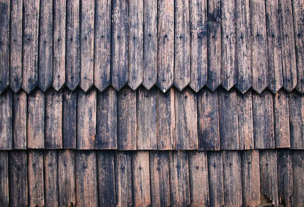 Стена из старых деревянных черепиц — стоковое фото