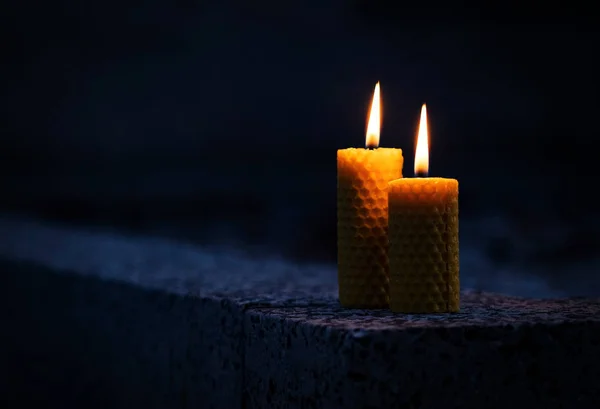 Две свечи с пчелиным воском на памятнике — стоковое фото